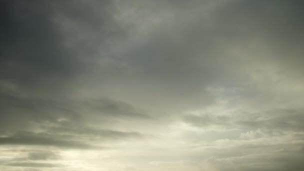 风暴云以戏剧性的时差掠过天空 — 图库视频影像