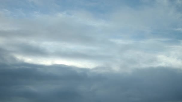 Ochtends Zijn Verschillende Wolken Zichtbaar Terwijl Door Lucht Zweven — Stockvideo