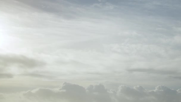 Небо Покрыто Белыми Облаками Которые Движутся Быстро Видео Прошествии Времени — стоковое видео