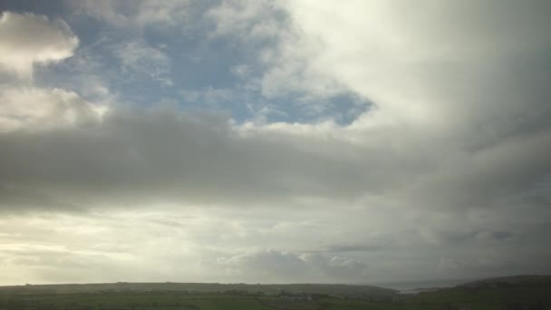Gloomy Herfstwolken Lucht Boven Ierland Versnelde Timelapse Video Landschap — Stockvideo
