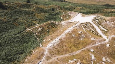 Yazın İrlanda 'nın güney kıyısındaki tepeler. İrlanda kıyı tepeleri, hava manzarası.