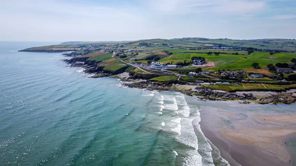 夏日海滨爱尔兰风景 尽收眼底 有海滩的海岸线 — 图库照片