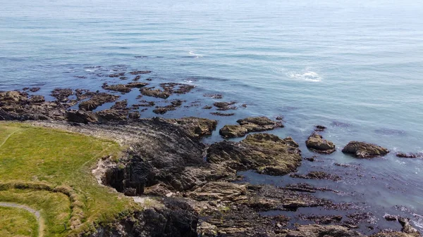 アイルランドの大西洋の海岸 トップビュー ロッキー海岸 海辺の風景です アイルランドの自然 灰色の岩の山の緑の草原 — ストック写真