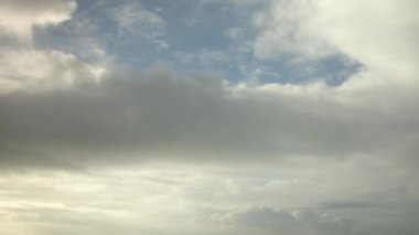 İrlanda üzerindeki kasvetli sonbahar bulutları - çarpıcı manzaranın zaman aşımına uğramış videosu.