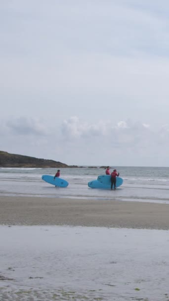 West Cork Irsko Srpna2022 Surfaři Modrými Prkny Stojí Pláži Čekají — Stock video