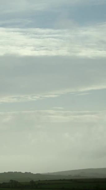 在这个爱尔兰天空和山丘的时间流逝的视频中 大自然的美丽 云彩在穿越天空时与绿色的地形形成了惊人的反差 垂直录像 — 图库视频影像