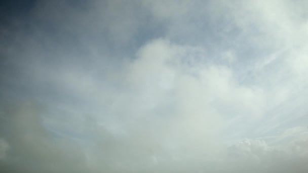 空を高速で移動する白い雲のタイムラプス動画 空は背景のようです — ストック動画