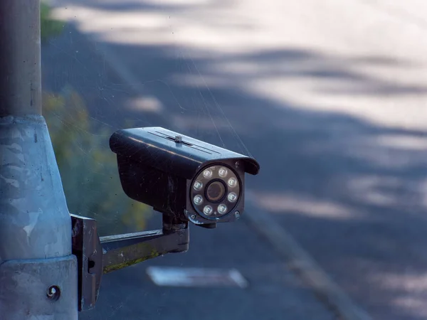 Egy Térfigyelő Kamera Egy Póznán Utcán Kültéri Videokamera — Stock Fotó