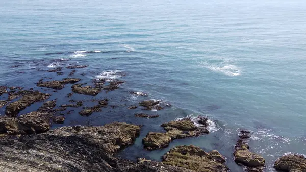 İrlanda 'daki Atlantik Okyanusu' nun Rocky sahili, en üst manzara. Rocky Coast, deniz manzarası. İrlanda doğası, gri kayalık dağ.