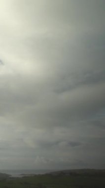 İrlanda 'nın üzerine düşen gökyüzü - karamsar bulutların zaman çizelgesi. Dikey video.