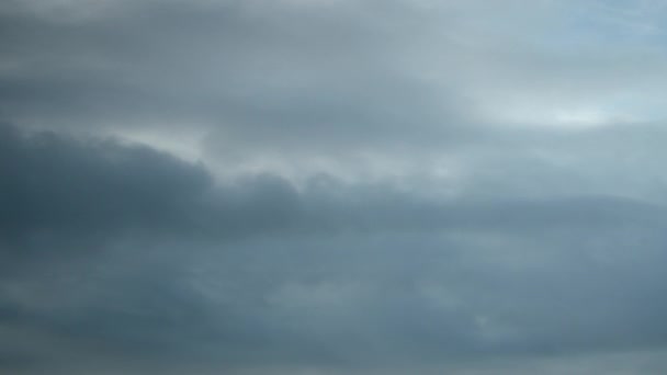 一个延时的视频捕捉了清晨天空中快速移动的云彩 — 图库视频影像