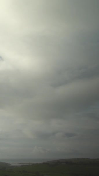 アイルランド上空の秋 気分の良い雲のタイムラプス映像 垂直ビデオ — ストック動画