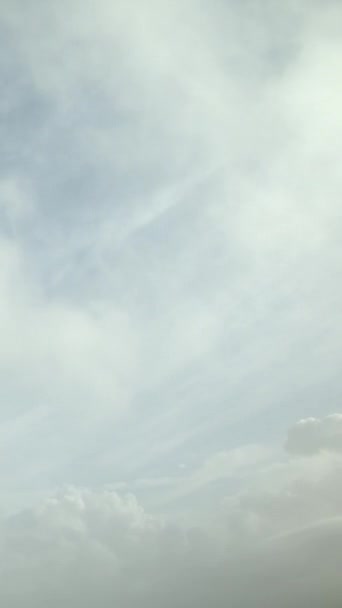 白い雲の背景は タイムラプス動画の中で急速に移動しています 空は背景のようです 垂直ビデオ — ストック動画