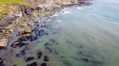 İrlanda 'da Atlantik Okyanusu kıyıları, üst manzara. Rocky Coast, deniz manzarası. İrlanda doğası.
