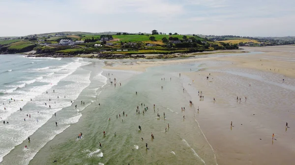 夏天的一天 许多爱尔兰人在著名的英奇多尼沙滩上度过了他们的闲暇时光 尽收眼底 爱尔兰海滨风景 大西洋的海岸 — 图库照片
