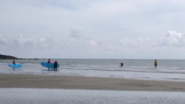 West Cork Irsko Srpna2022 Několik Surfařů Modrými Surfaři Stojí Pláži — Stock video