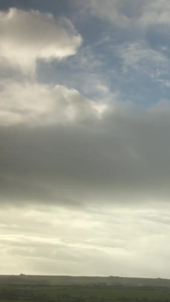 Moody Podzim Mraky Irské Obloze Akcelerované Krajiny Videa Svislé Video — Stock video