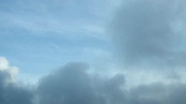 雲のタイムラプス動画が空をすばやく移動 — ストック動画