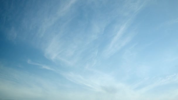Branco Claro Translúcido Cirrus Nuvens Vagar Lentamente Através Céu Azul — Vídeo de Stock