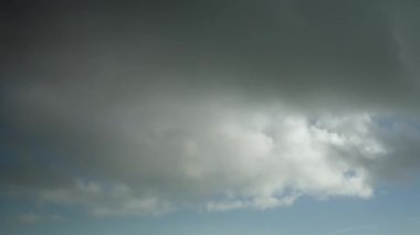 Hızlandırılmış, gökyüzünde değişen bulutlar bir videoda hızlı hareket eden bir arkaplan olarak.