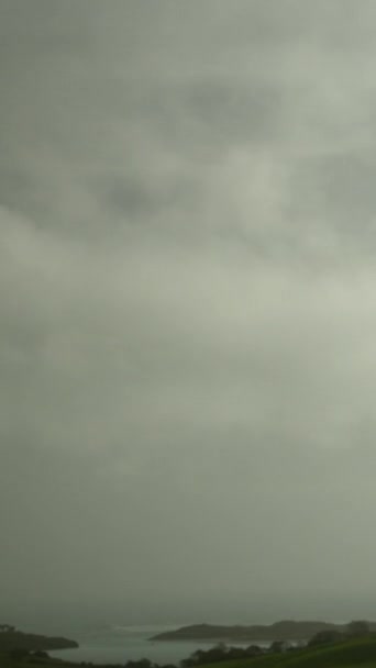 Rlanda Nın Yeşil Tepelerinin Üzerindeki Bulutlu Gökyüzünün Muhteşem Bir Zaman — Stok video