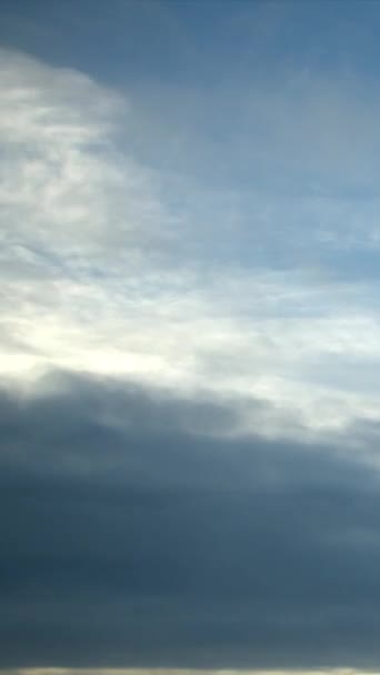 空はさまざまな形や形の雲の美しい自然のディスプレイです 垂直ビデオ — ストック動画