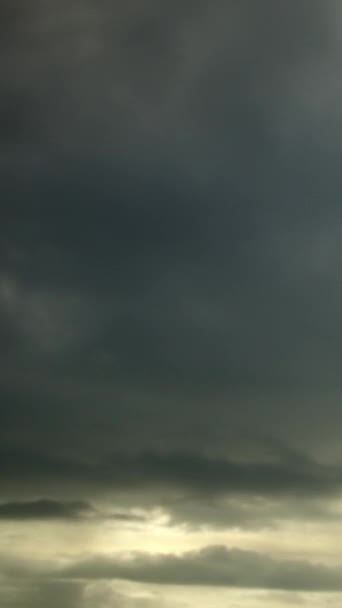 Céu Mal Humorado Nuvens Escuras Brooding Capturadas Vídeo Timelapse Vídeo — Vídeo de Stock