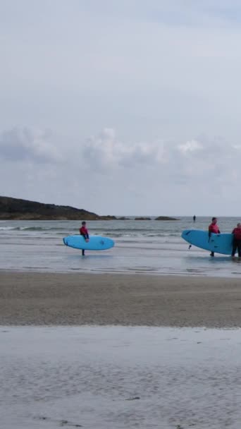 West Cork Irsko Srpna2022 Surfaři Modrými Prkny Ruce Trpělivě Stojí — Stock video