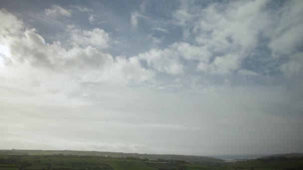 加速的云彩在爱尔兰上空掠过天空的视频 — 图库视频影像