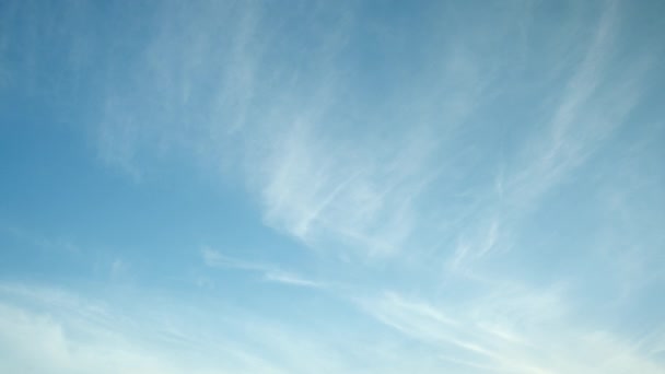Vídeo Time Lapse Nuvens Cirros Movendo Através Céu Azul — Vídeo de Stock