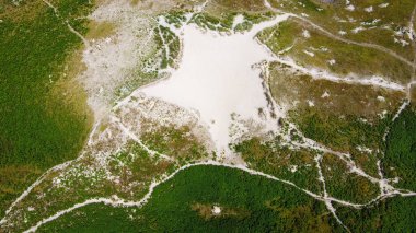 İrlanda 'da yaz mevsiminde kum tepelerinin zirvesi. Güzel İrlanda tepeleri, manzara. Meşhur İrlanda sahili kumulları.
