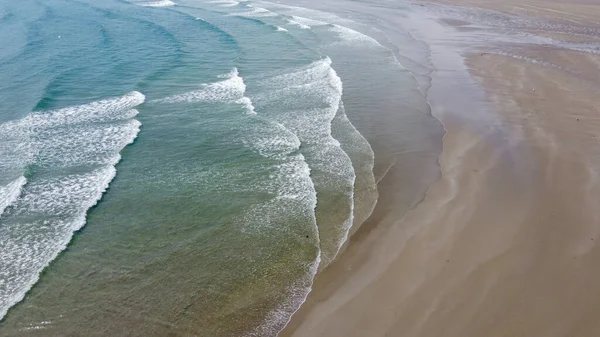 沙子和波浪 顶部视图 沙滩和海潮 海浪的航海图 — 图库照片