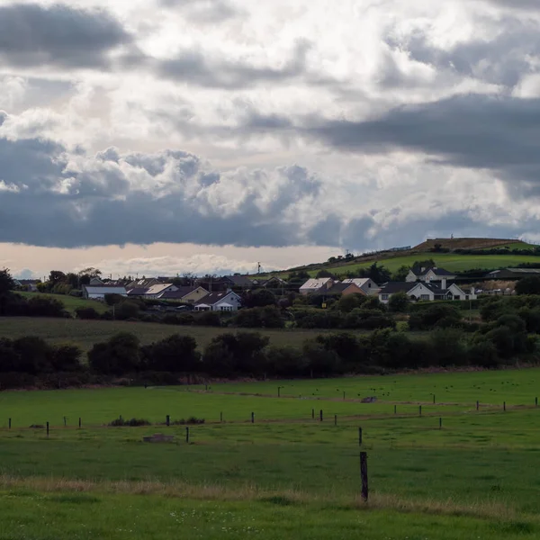 Ein Kleines Irisches Dorf Zwischen Grünen Feldern Und Bäumen Unter — Stockfoto