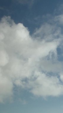 Zaman aşımına uğramış bir video olarak gökyüzünde hızlı değişen bulutlar. Dikey video.