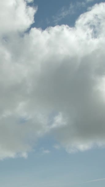 空に重い積雲 加速ビデオ タイムラプス 空は背景のようです 垂直ビデオ — ストック動画