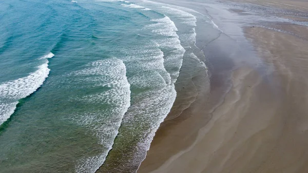 潮湿的海滨沙滩和海浪 顶部的景色 沙滩和海潮 — 图库照片
