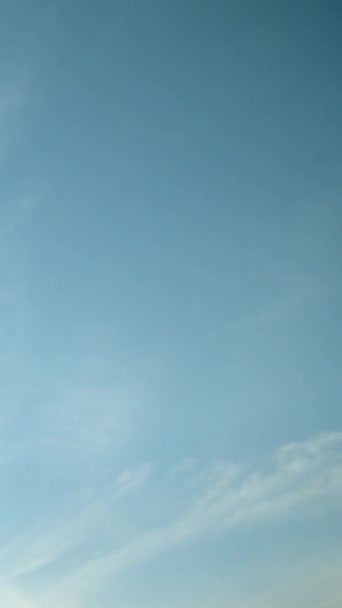 Мирний Рух Кругових Хмар Через Чисте Небо Вертикальне Відео — стокове відео