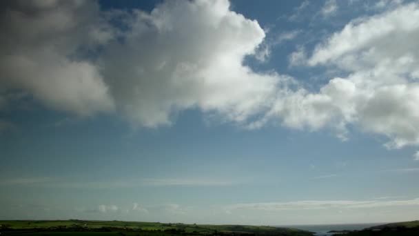 アイルランドの田舎の上空を飛んでいる雲の高速ビデオ — ストック動画