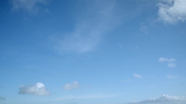 Σπάνιες Σύννεφα Κινούνται Ήρεμα Ένα Καθαρό Γαλάζιο Ουρανό Time Lapse — Αρχείο Βίντεο