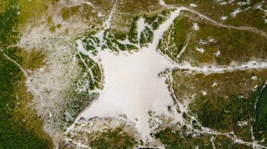 Yamaçlar, yazın İrlanda 'da kum tepeleri, üst manzara. Güzel İrlanda tepeleri, manzara. Meşhur İrlanda sahili kumulları.