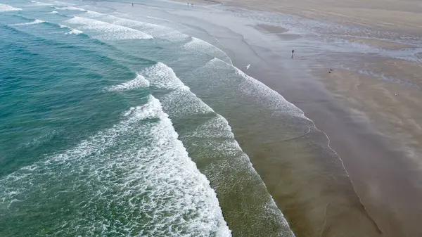 Κύματα Πάνω Όψη Αμμώδης Παραλία Και Παλίρροια Θαλάσσια Κάπα Αεροφωτογραφία — Φωτογραφία Αρχείου
