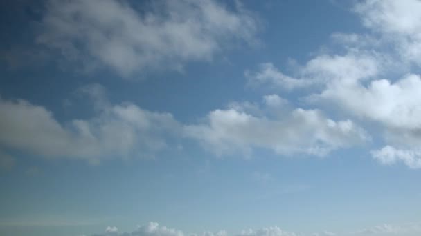 Синее Небо Белые Облака Пушистые Пушистые Белые Облака Кучевое Облако — стоковое видео