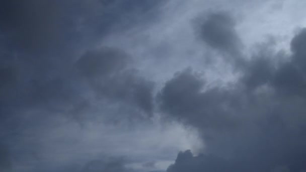 Chmury Latają Szybko Szarym Zachmurzonym Niebie Niebo Jako Tło Timelapse — Wideo stockowe
