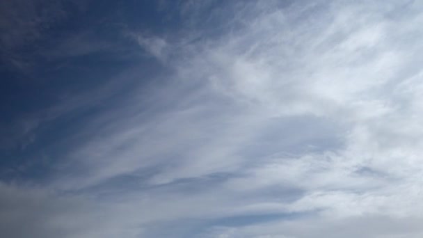 Nuvens Brancas Transparentes Movem Firmemente Céu Azul Fundo Vídeo Timelapse — Vídeo de Stock