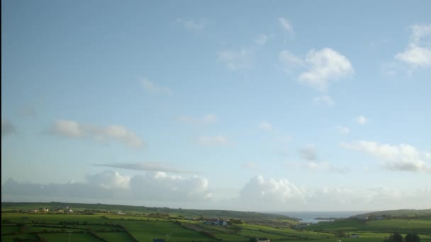 Witte Cumulus Wolken Bewegen Snel Blauwe Lucht Groene Ierse Heuvels — Stockvideo