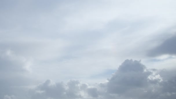 Una Varietà Nuvole Muovono Lentamente Nel Cielo Blu Cambiano Costantemente — Video Stock