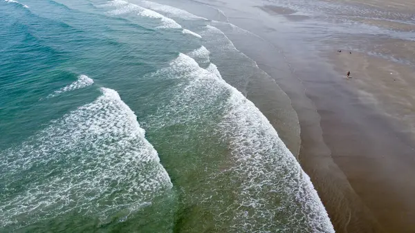 해변의 모래와 파도에 위에서 내려다 수있습니다 — 스톡 사진