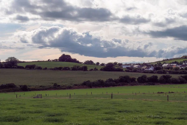 구름낀 아래푸른 사이에 마을이다 여름에는 유럽의 마을인 아일랜드의 엄청난 풍경을 — 스톡 사진
