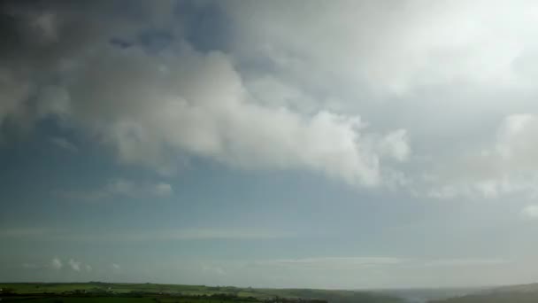白色的积雨云在爱尔兰绿地上空快速移动 视频时间流逝 — 图库视频影像