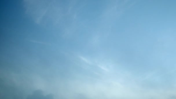 半透明の雲がゆっくりと空を横切ってドリフト — ストック動画